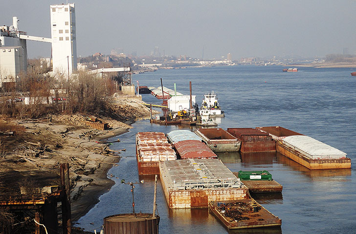 Barges_on_the_Mississippi_River,_near_St_Louis_-b-728.jpg Barges float down the Mississippi River near St. Louis