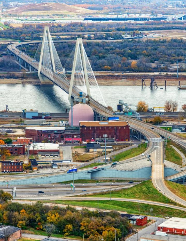 Photo of Stan Musial Veterans Memorial Bridge connecting Missouri and Illinois